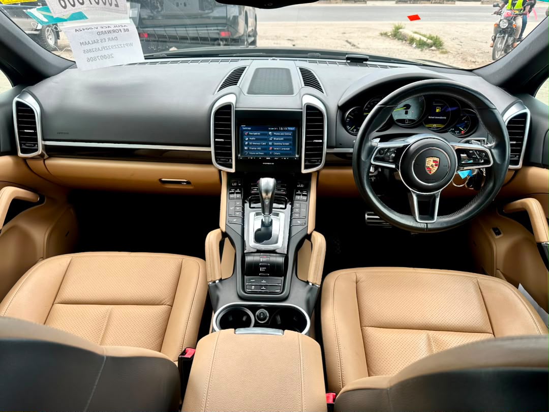 PORSCHE CAYENNE  S e-Hybrid thumbnail 4